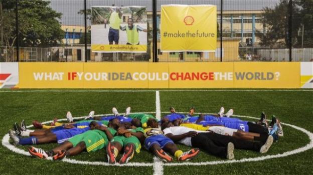 Un campo di calcio nigeriano è illuminato a energia solare e cinetica