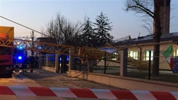 Ferrara: gru cade sul tetto di una scuola elementare