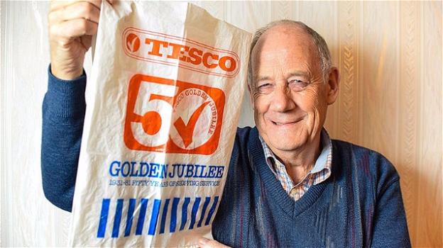 Anziano usa lo stesso sacchetto del supermercato da 34 anni