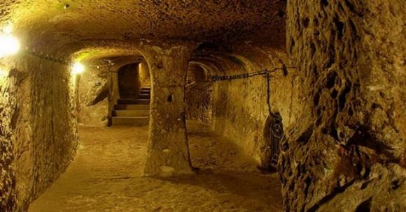 Durante i lavori in casa, abbatte un muro e scopre un'antica città sotterranea. Sorprendente!