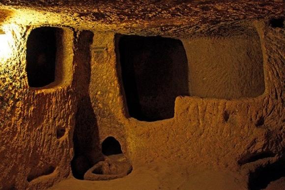 Durante i lavori in casa, abbatte un muro e scopre un'antica città sotterranea. Sorprendente!