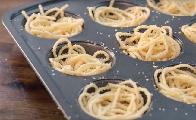 Ecco come preparare degli squisiti muffin di spaghetti con polpette