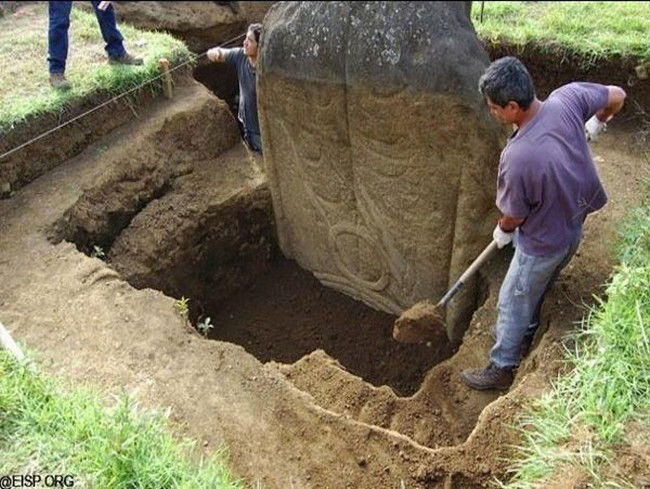 Cosa si nasconde sotto le teste dell'Isola di Pasqua? Uno scavo rivela il segreto