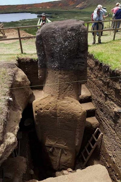 Cosa si nasconde sotto le teste dell'Isola di Pasqua? Uno scavo rivela il segreto