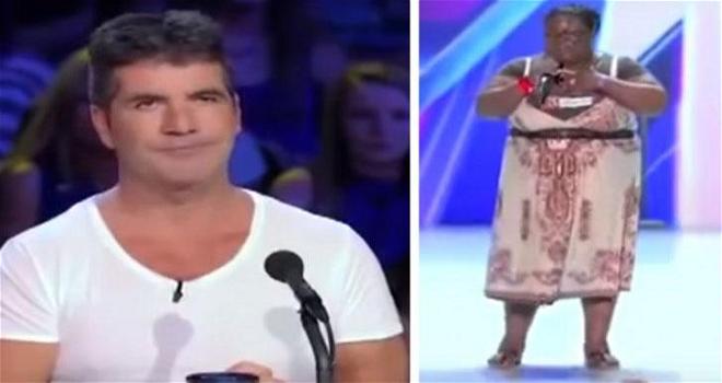 X Factor: donna sale sul palco e fa ridere i giudici. Quando inizia a cantare tutto cambia