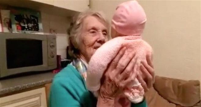 Nipote regala un bambolotto alla nonna. Non immaginerete mai il motivo