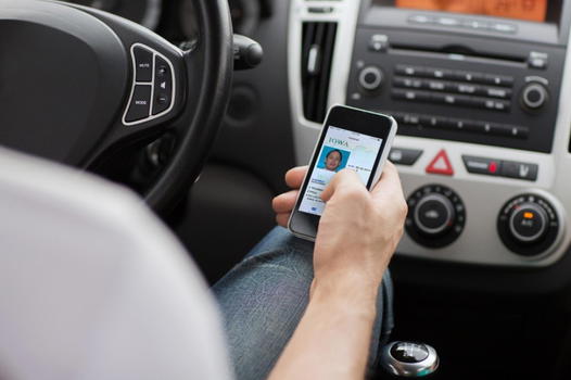 Ecco, negli USA, la patente sullo smartphone. Con innegabili vantaggi