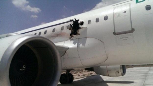 Esplosione squarcia un aereo: un passeggero carbonizzato, diversi feriti