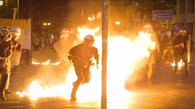 Atene: guerriglia cittadina mentre il parlamento vota gli accordi con l’UE