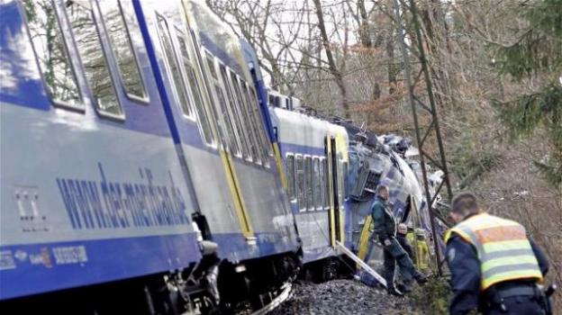 Scontro frontale fra due treni in Germania. Almeno 8 morti e 150 feriti