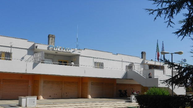 Entra nel commissariato e prova a darsi fuoco: arrestato