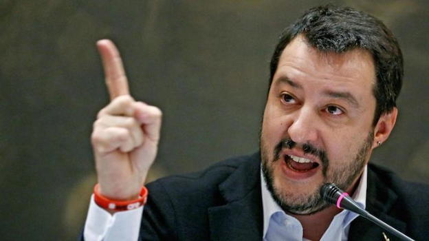 I magistrati: "Salvini è un pericolo". Lui: "Fate schifo"