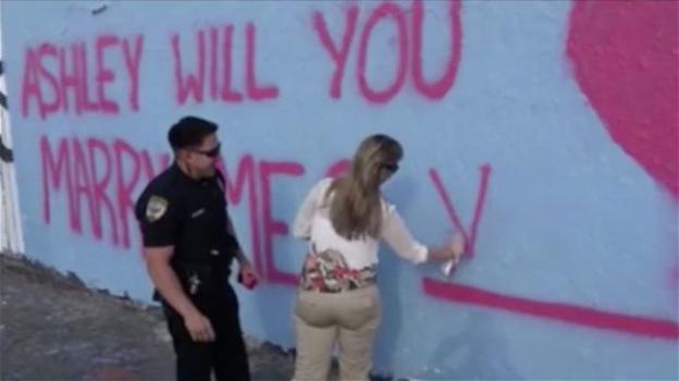 Poliziotto chiede alla fidanzata di sposarlo: finisce nella bufera