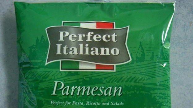 Gli americani vogliono copiarci il Parmigiano. Ma dentro c’è il legno