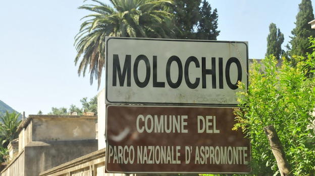 Calabria, uccide la moglie anziana a fucilate e fugge