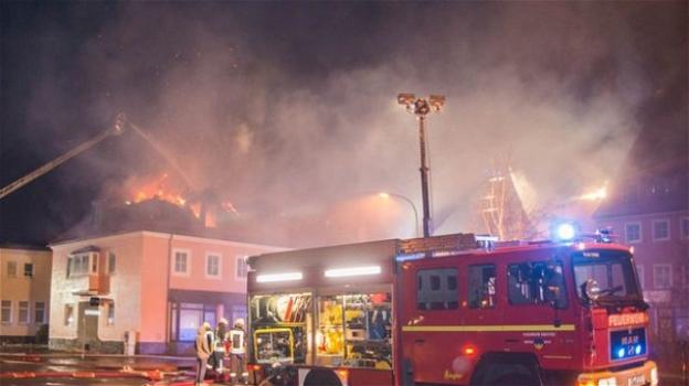 Germania, hostello dei rifugiati va a fuoco: cittadini ostacolano i pompieri