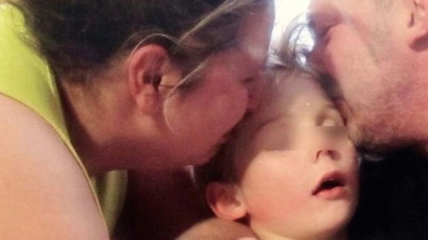 Il figlio di 7 anni muore di meningite. L’appello dei genitori