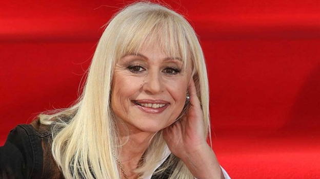 Raffaella Carrà: "Sì alla stepchild adoption. Anch’io cresciuta da 2 donne"
