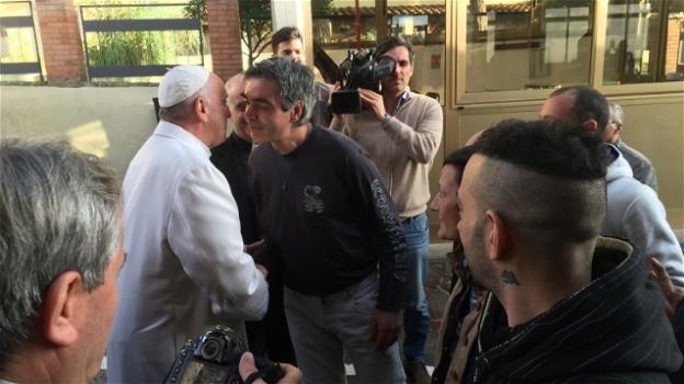 Papa Francesco visita il centro di disintossicazione: "Non ce lo aspettavamo"