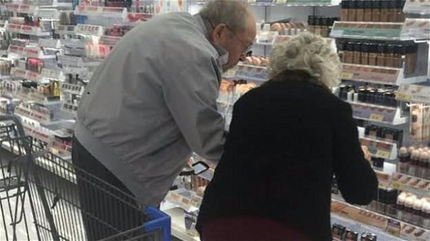 Anziano aiuta la moglie nella scelta del fondotinta: è subito virale