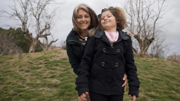 Una madre cerca persone affette dalla malattia rara di sua figlia