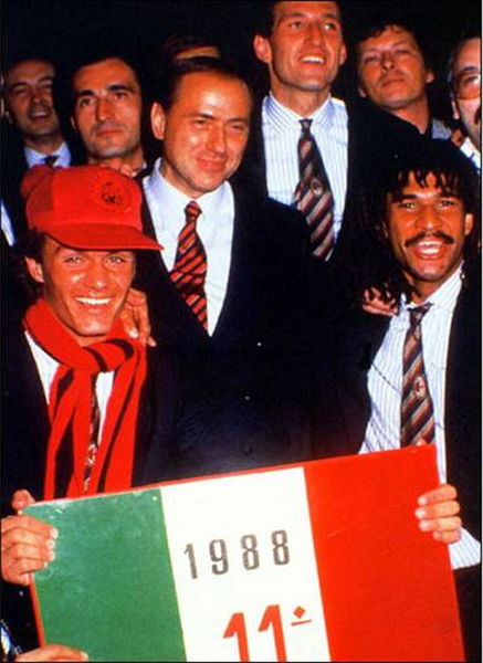 Il Milan di Berlusconi compie 30 anni. Ripercorriamo la sua storia. Quante emozioni!