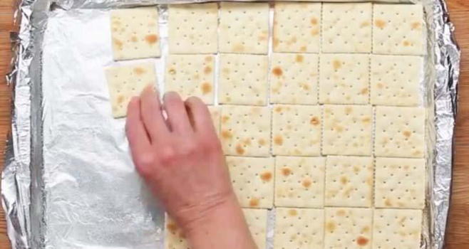 Mette i crackers in una teglia. Il risultato è golosissimo!