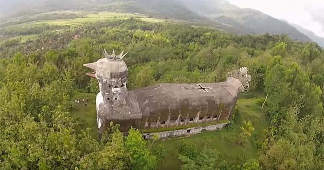 Ecco una chiesa in Indonesia dalla forma davvero bizzarra. Pazzesco