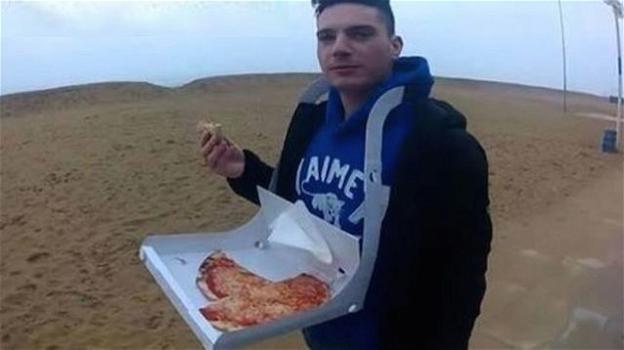 Cartone per pizza con le bretelle: l’idea geniale di un 21enne veneto