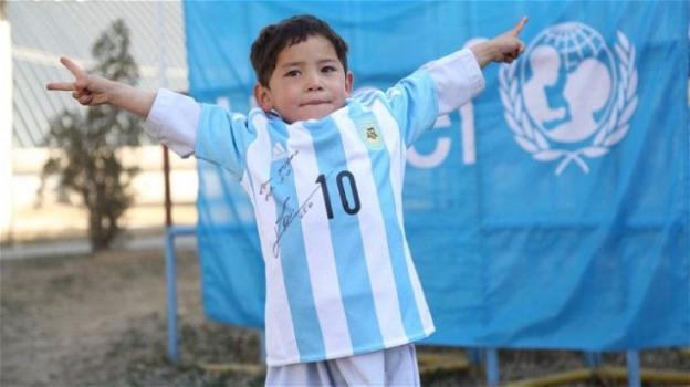Lionel Messi regala la sua maglietta ad un bimbo afghano