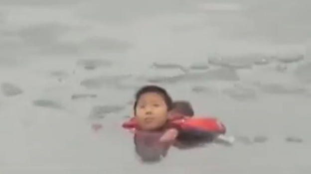 Bimbo cade in un lago ghiacciato, salvato in extremis dai soccorritori