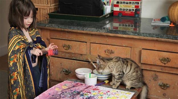 Bambina autistica viene aiutata dal suo gatto a diventare un’artista