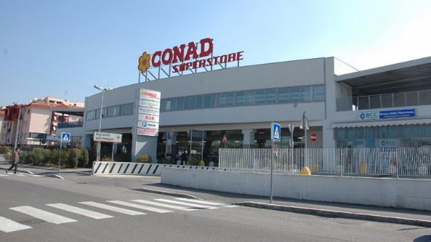 Foderava la borsa con la carta stagnola per rubare al Conad