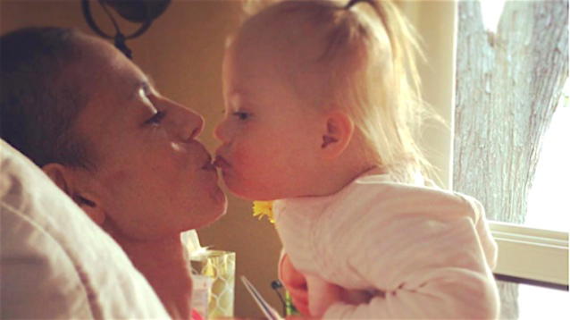 L’ultimo bacio di una bimba di 2 anni alla mamma che sta per morire