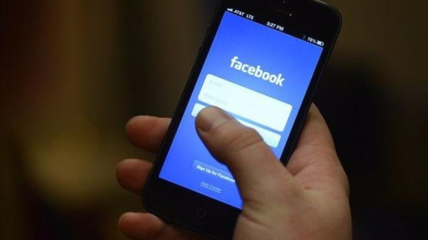 Facebook va al passo con Android N e prevede un tema notturno