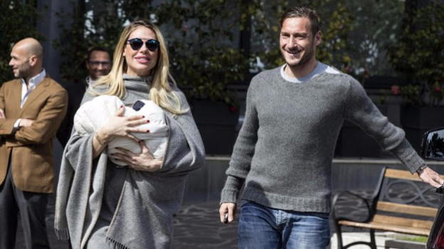 Isabel Totti ritorna a casa con i suoi due felicissimi genitori