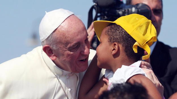 Appello del Papa ai governi per aprire il passaggio ai migranti