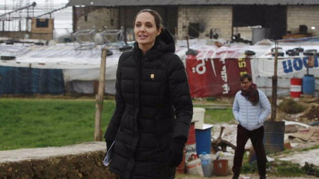 Angelina Jolie sfida fango e pioggia per far visita ad un campo profughi
