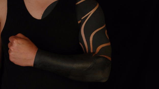 Ecco i Blackout Tattoos: l’ultima incredibile moda in fatto di tatuaggi