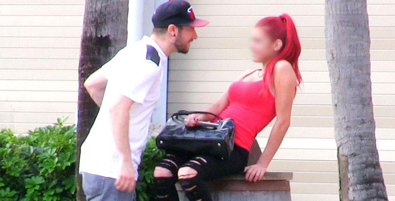 Tenta di baciare una ragazza ma lei lo rifiuta. Ecco perchè cambia idea