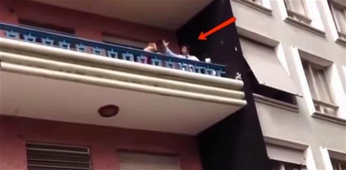 Marito e moglie litigano sul balcone. Quello che succede dopo è esilarante!