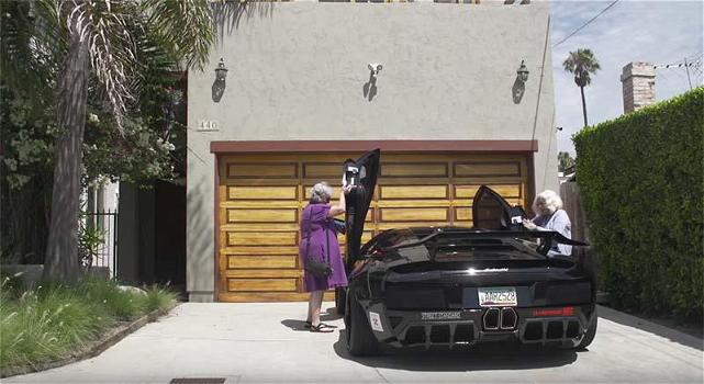Due nonne vanno in giro su una Lamborghini. Ecco cosa succede