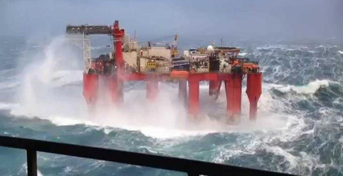 Un’onda impatta contro una piattaforma in pieno mare. Ecco cosa succede