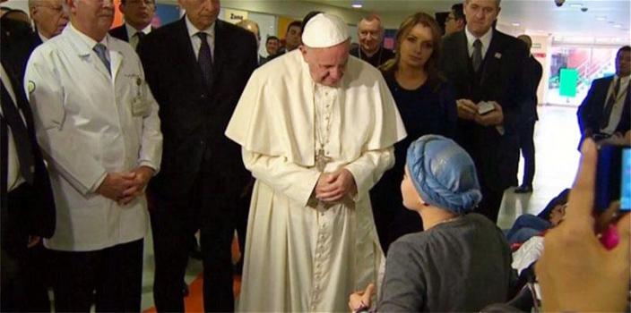 Ragazza malata di cancro canta l’Ave Maria davanti a Papa Francesco. Da brividi