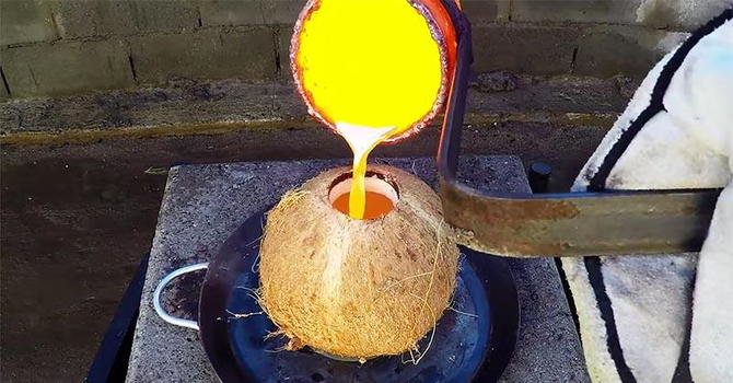 Versa del rame fuso in una noce di cocco. Ecco cosa succede