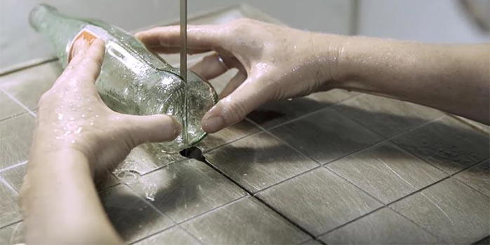Taglia una bottiglia di Coca Cola a metà. Quello che crea è fantastico!