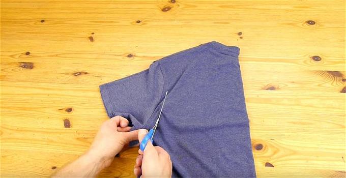 Ecco come trasformare una vecchia maglietta in una borsa. Utilissimo!