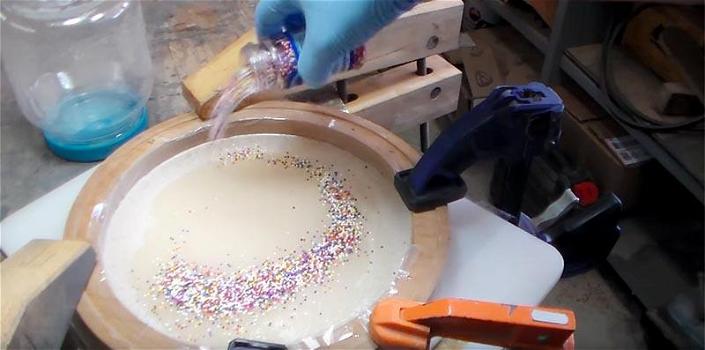 Mette degli zuccherini colorati in uno stampo per torta. Il risultato è incredibile