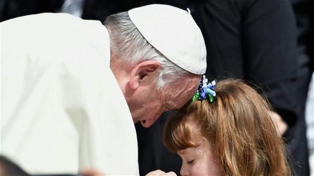 Papa Francesco incontra Lizzy, la bimba che diventerà cieca
