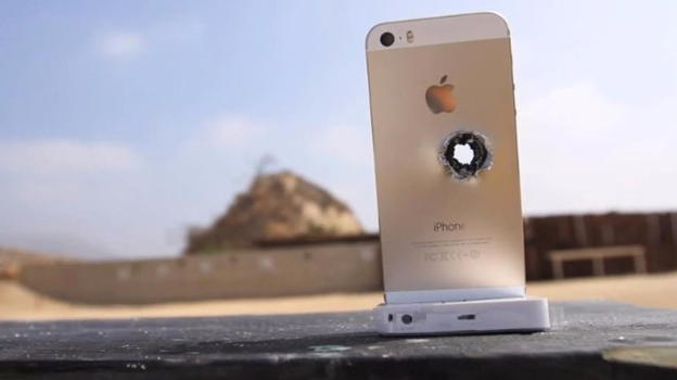I figli usano troppo l’iPhone e la loro mamma glielo prende a fucilate